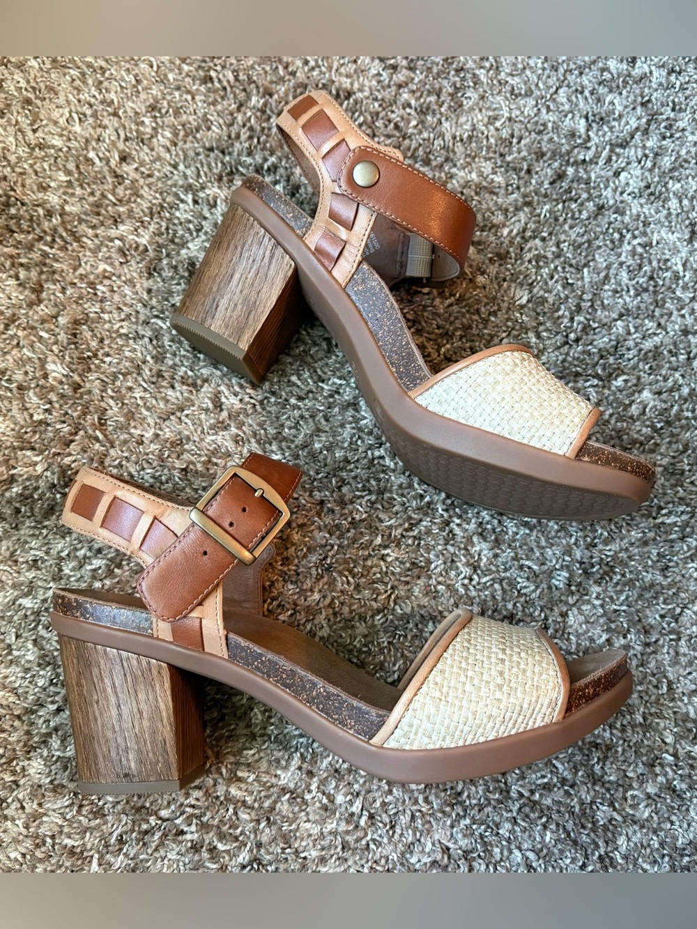 Dansko ladies block heel sandals size 40 fits ladies 9. NEW!!!